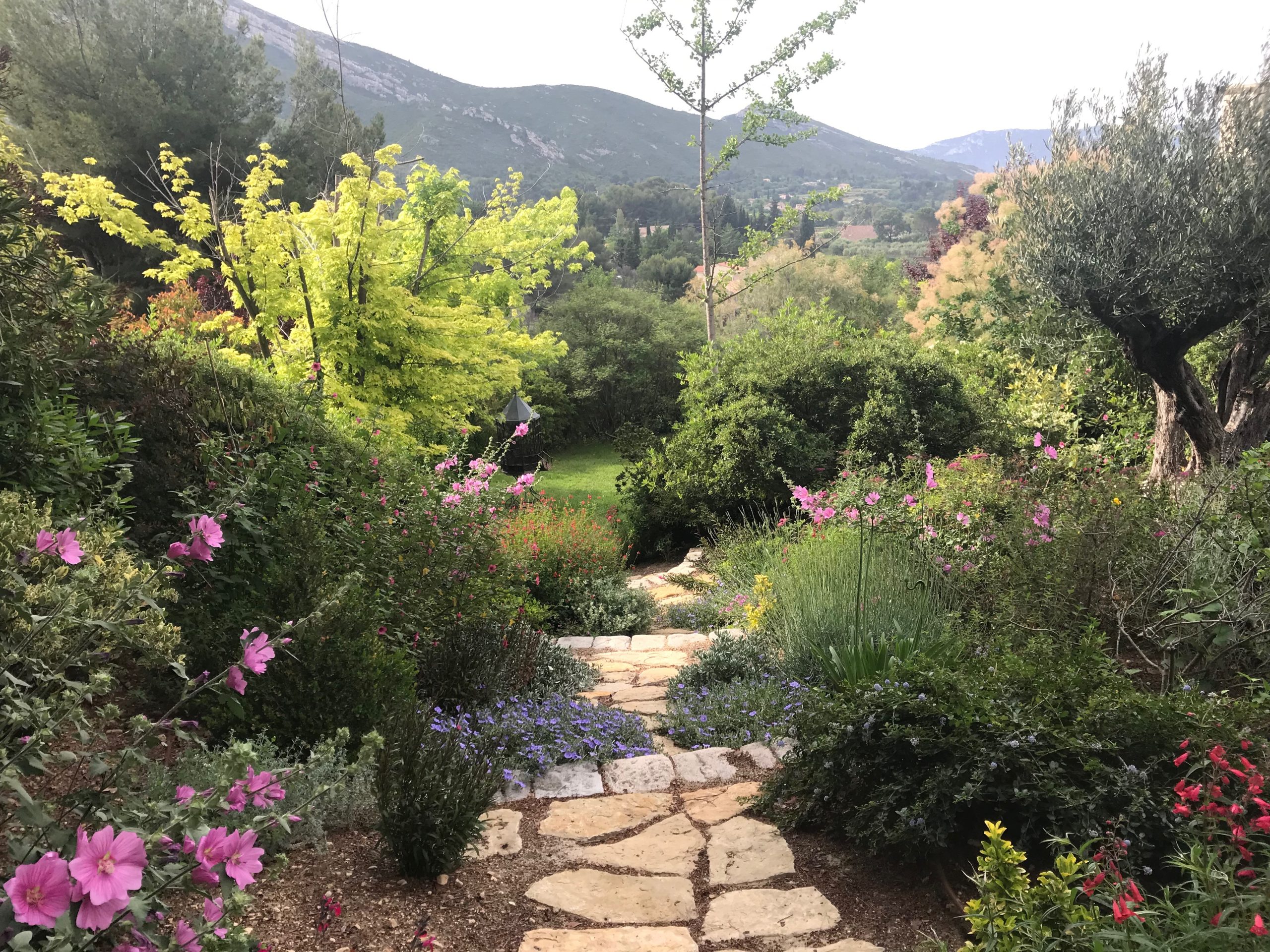Dallage et terrasse paysagée villa Roquevaire vallée de l'Huveaune