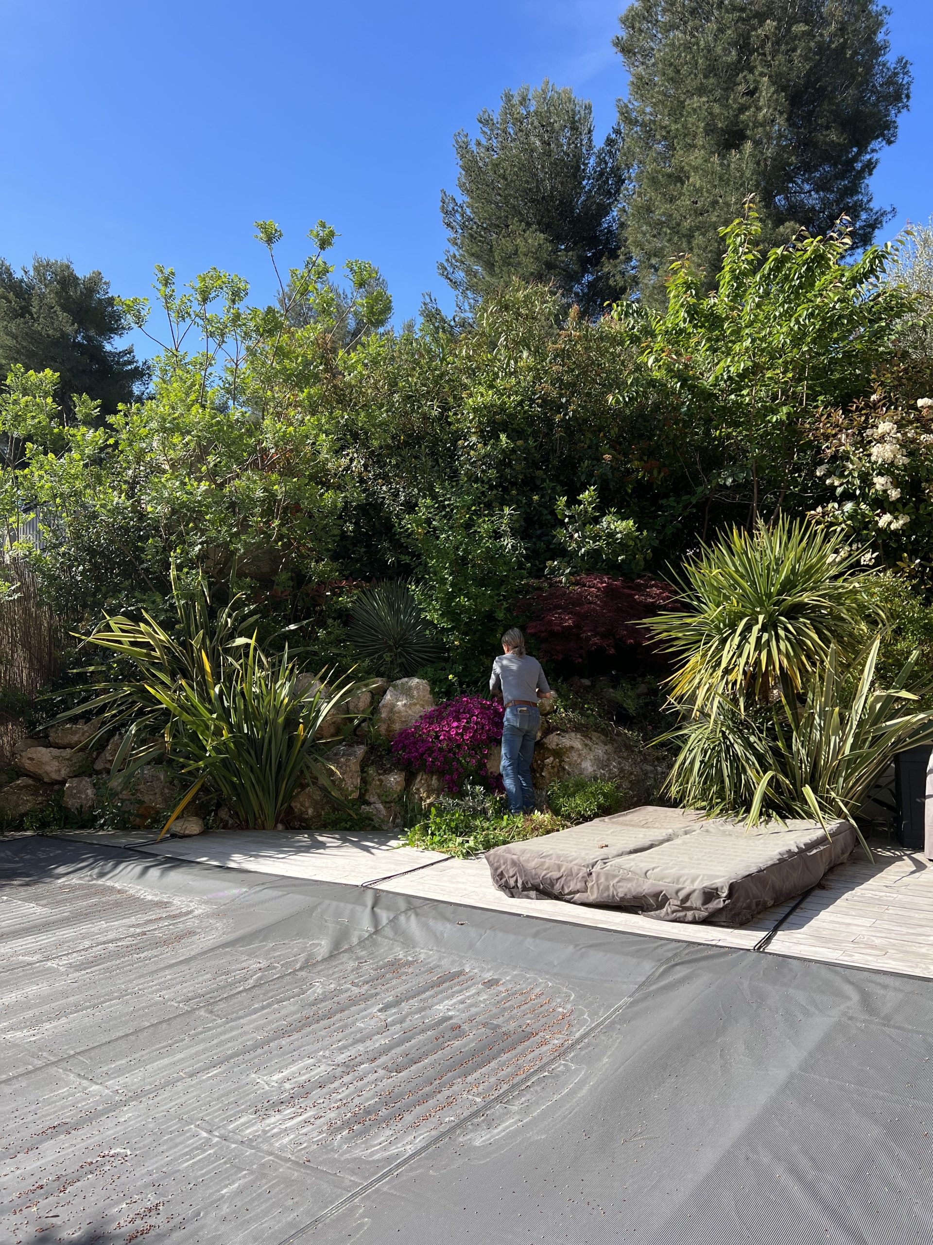 Jardin provençal : créer un jardin typique de Provence Lucien Févriero Abords de piscine en pierre naturelle dans un jardin provençal à Roquevaire