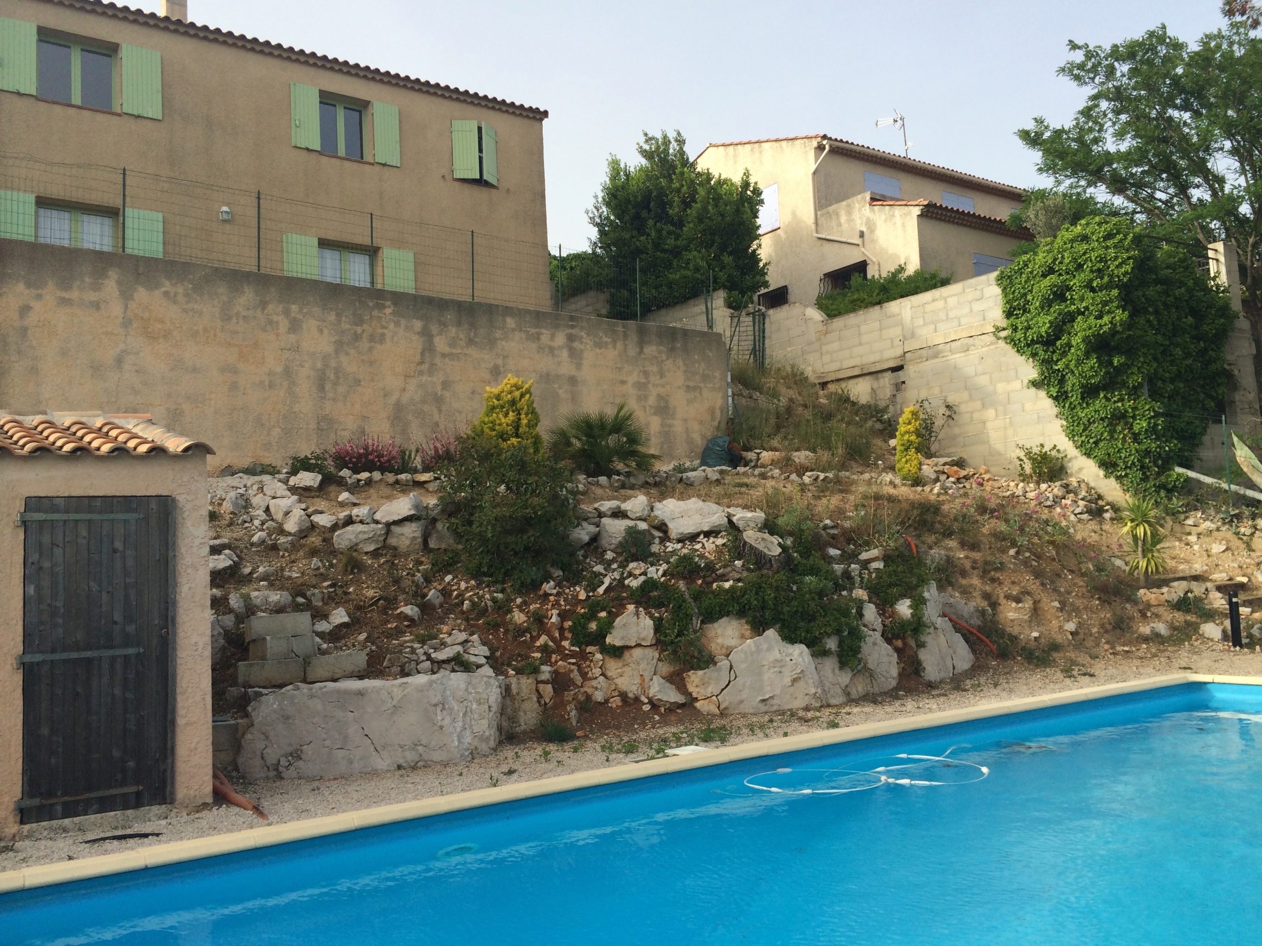 Talus rocheux en friche avant travaux paysagiste Carnoux-en-Provence