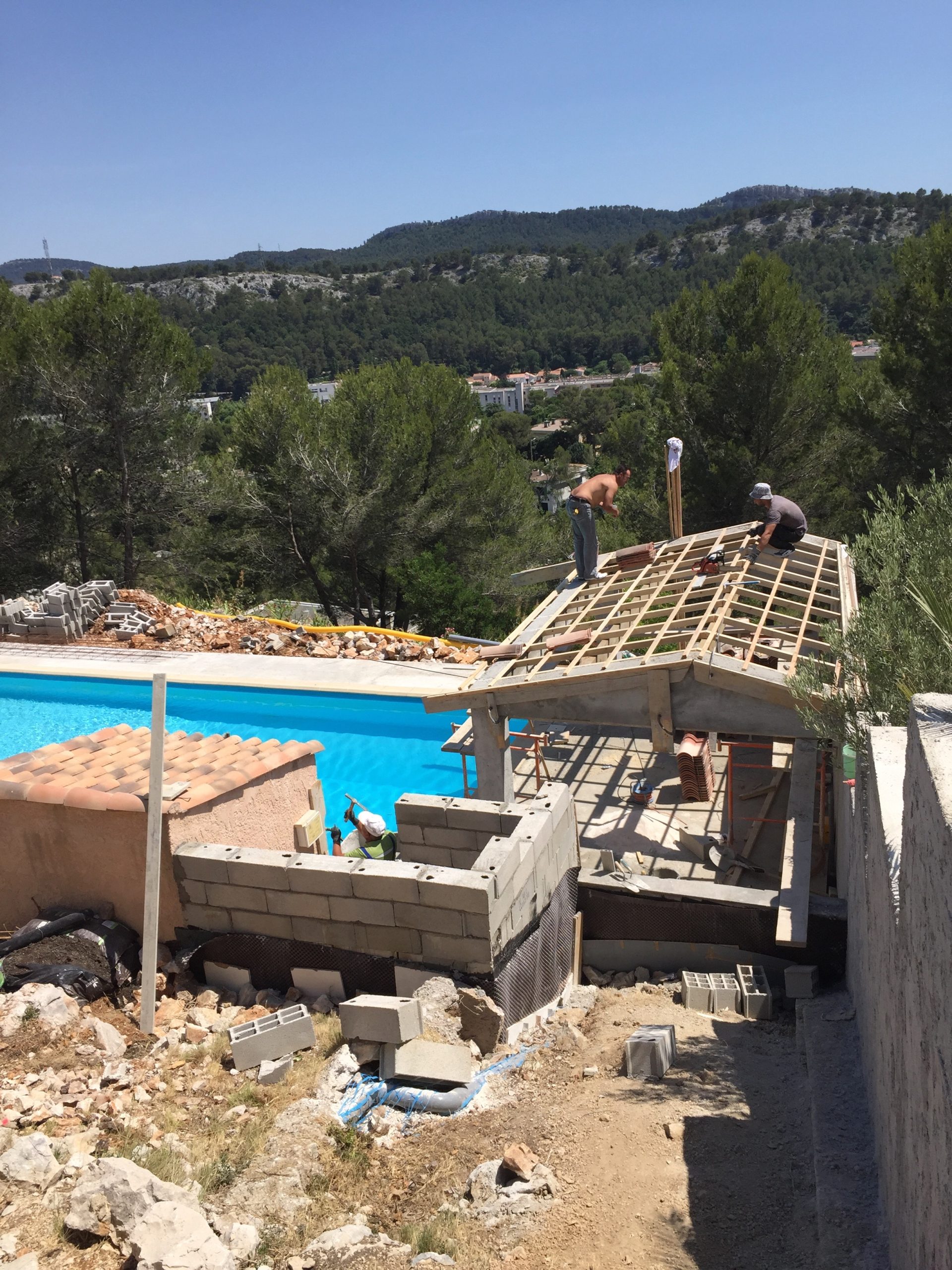 Construction pool house charpente vue collines Carnoux-en-Provence