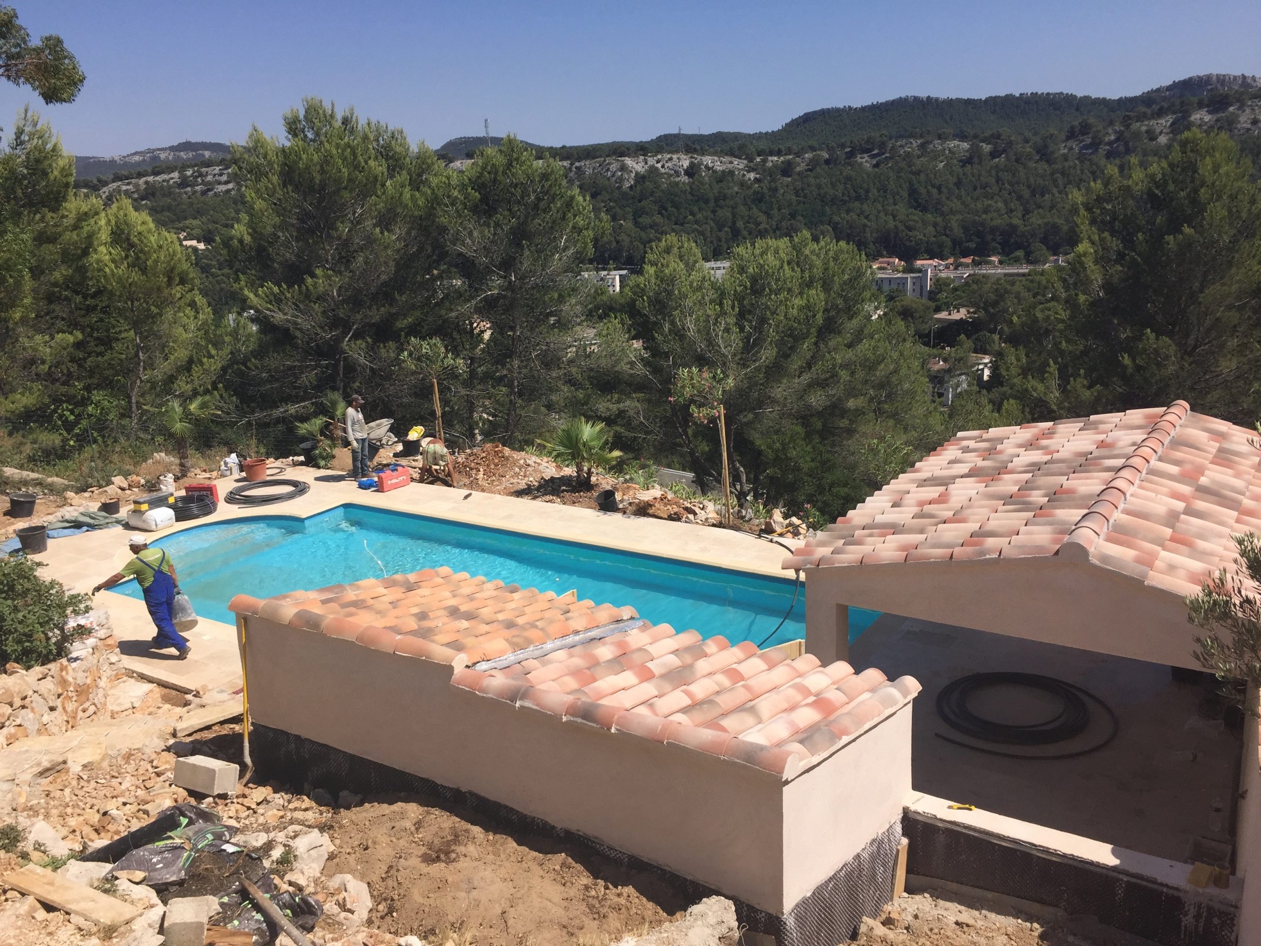 Pool house toiture tuiles et dallage en cours Carnoux-en-Provence