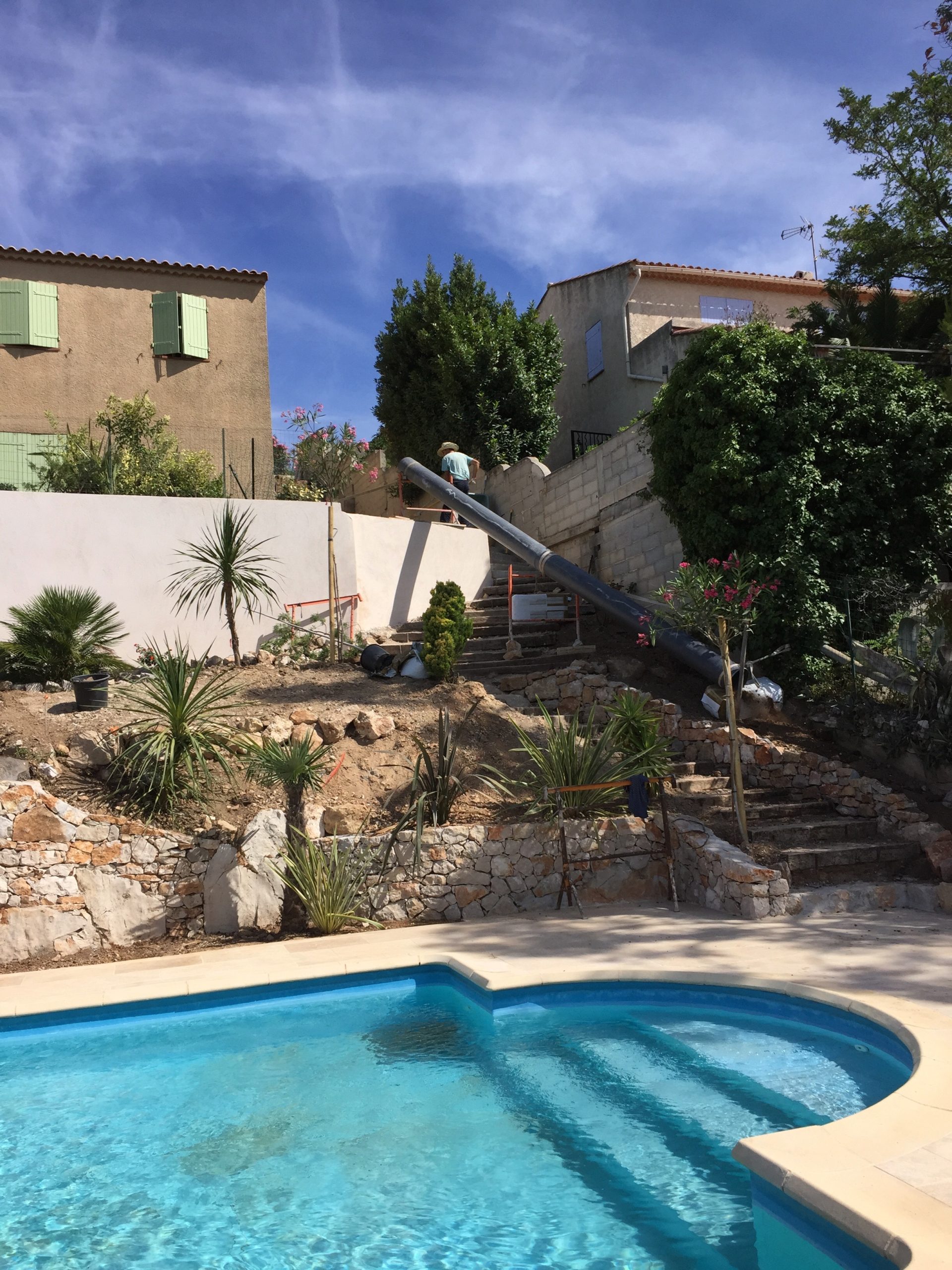 Plantations en cours murets pierre abords piscine Carnoux-en-Provence