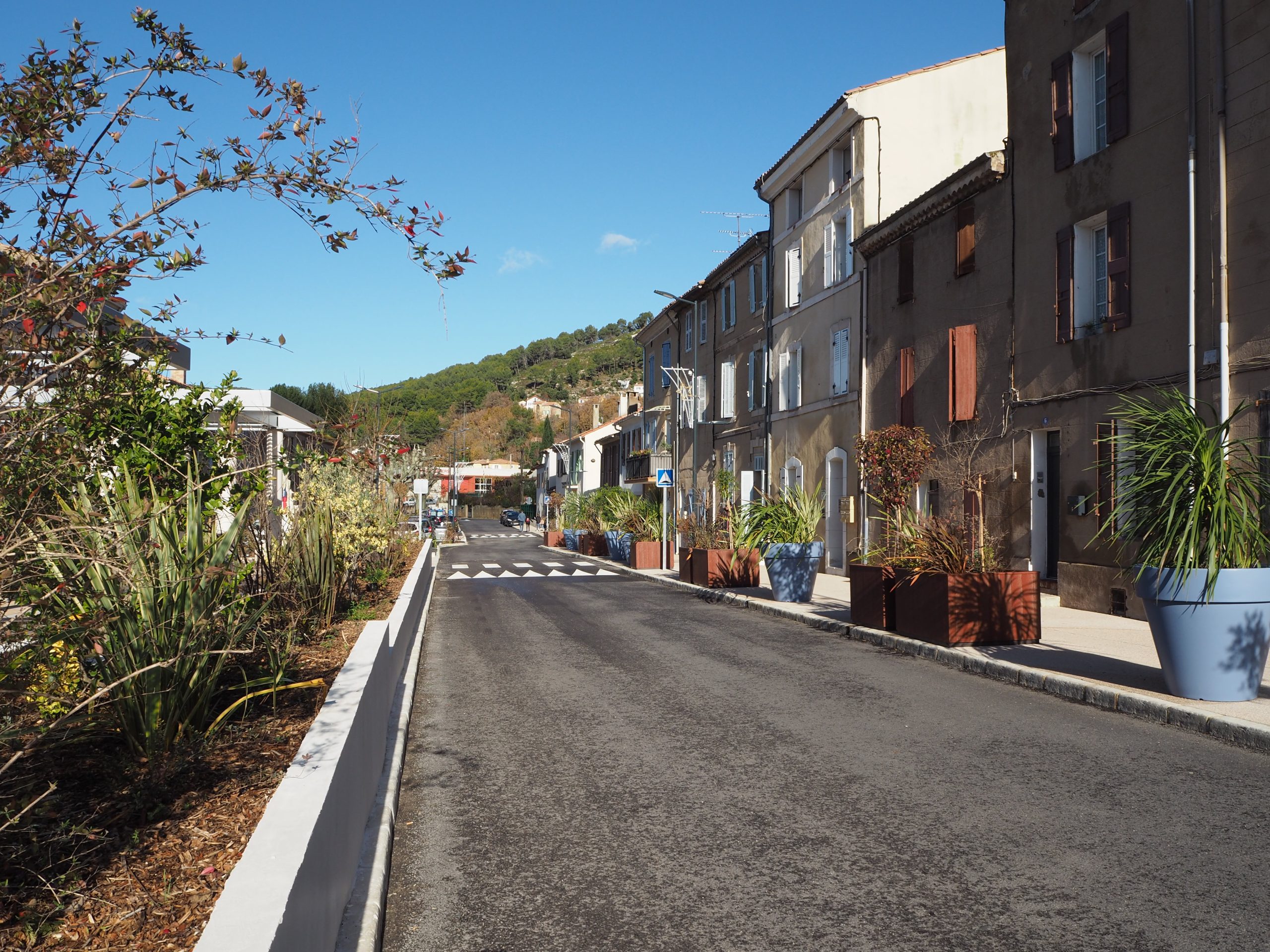 Rue végétalisée avec plantations et jardinières Saint-Zacharie