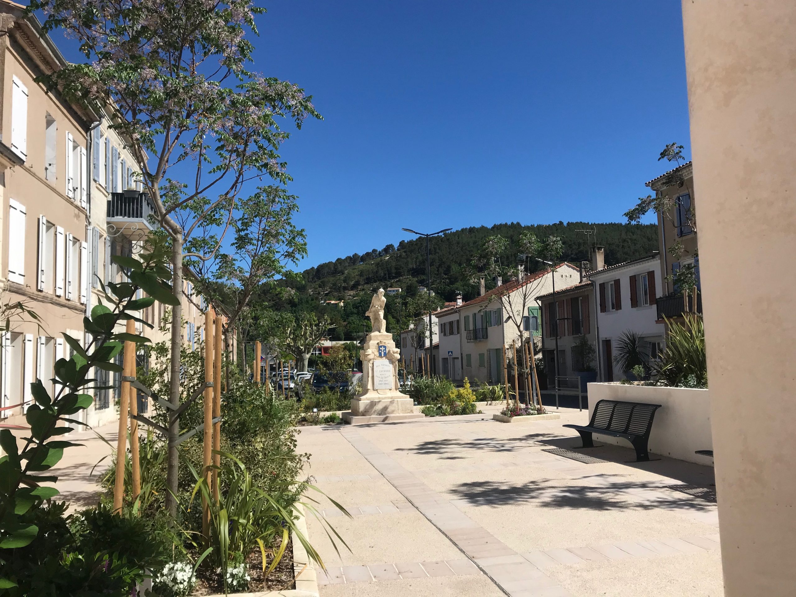 Place du village de Saint-Zacharie réaménagée avec plantations méditerranéennes et monument aux morts