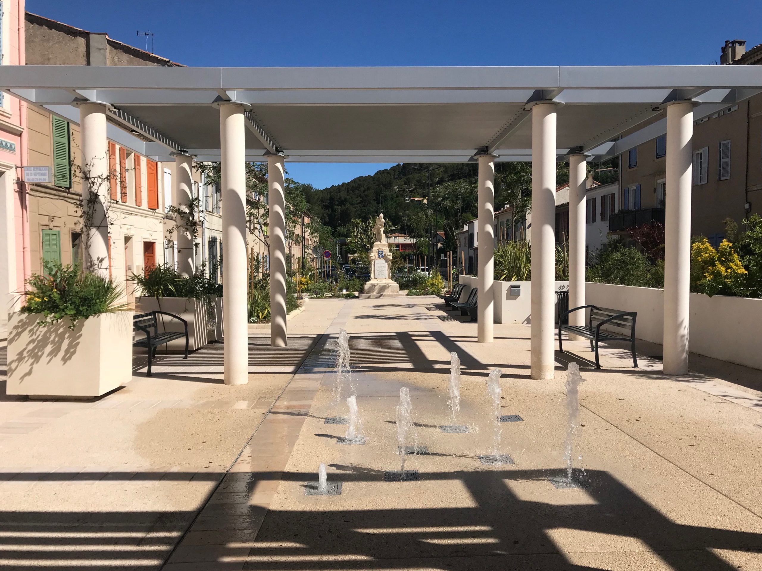Paysagiste Saint-Zacharie - Place du village réaménagée avec pergola et fontaines au pied de la Sainte-Baume