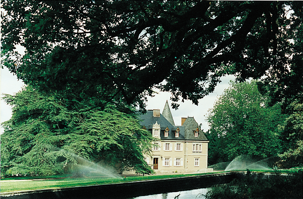 Bassin d'ornement et perspective sur la façade d'un château