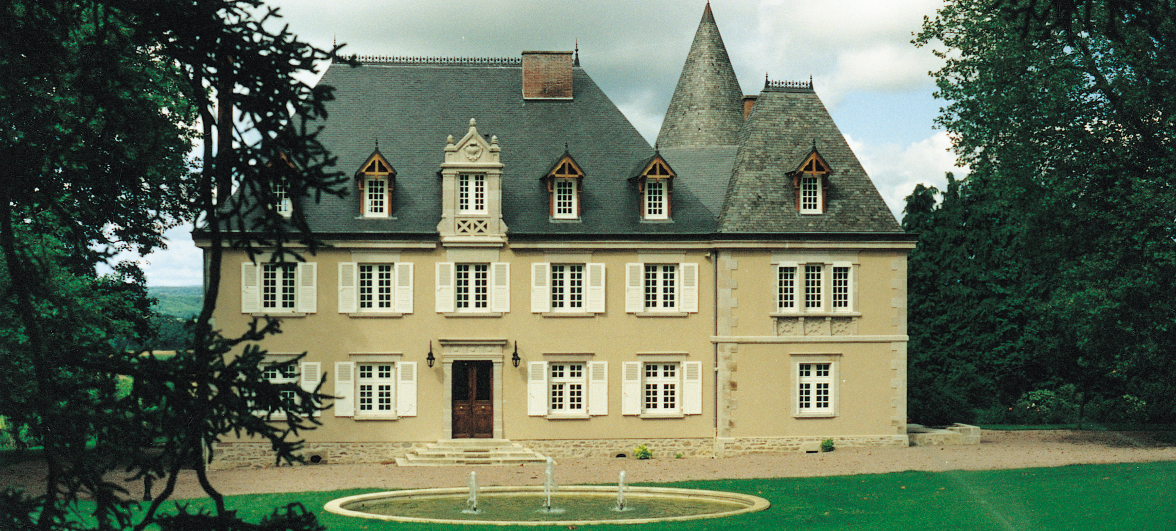 Bassin d'ornement devant la façade d'un château, réalisation Lucien Févriéro